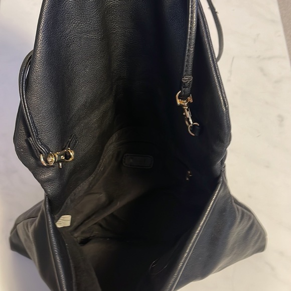 Black with flat gold studs no name shoulder bag - Picture 4 of 4